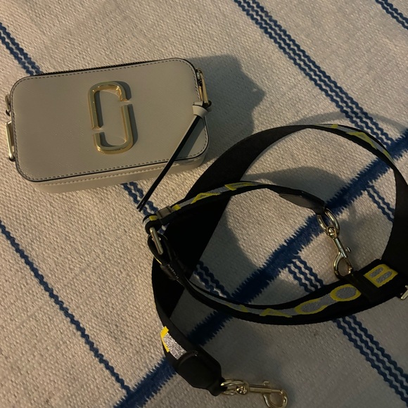 Marc Jacobs The Snapshot Camera Bag
Light Grey with black neon green strap - Picture 6 of 6